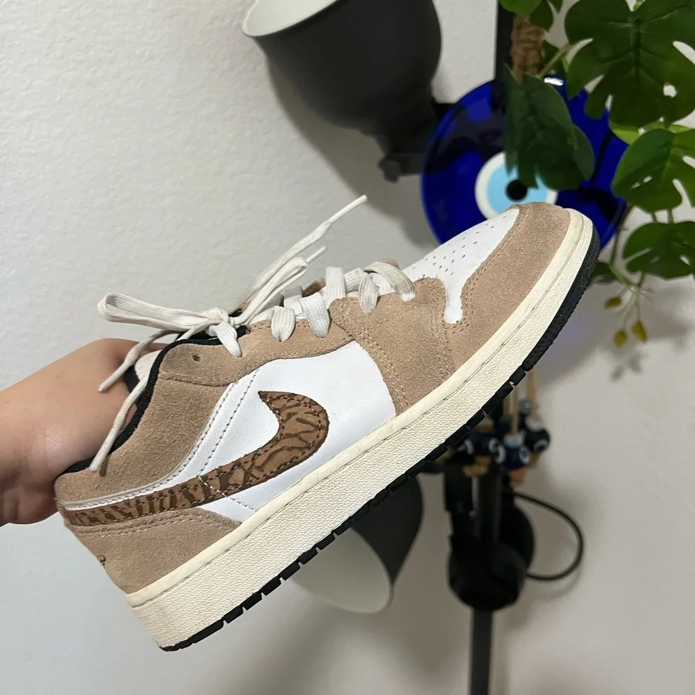 NIKE JORDAN 1 Low SE Brown Elephant Sneakers - Picture 7 of 16